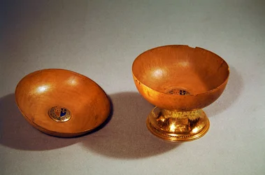 Beker en deksel uit de schatkamer van de abdij van Maubuisson met de koninklijke wapens van Castilië en Frankrijk